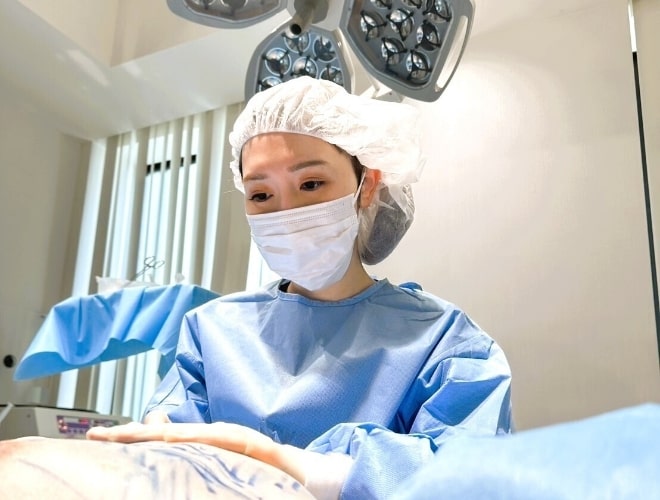 手術に取り組む富田さくら医師
